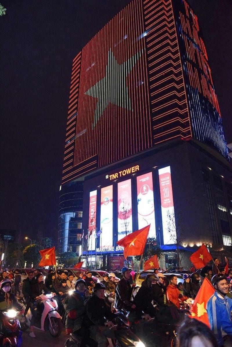Màn hình LED Building TNR Tower hướng đường Nguyễn Chí Thanh (mặt chính diện).