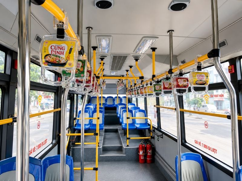 Quảng cáo bên trong xe buýt