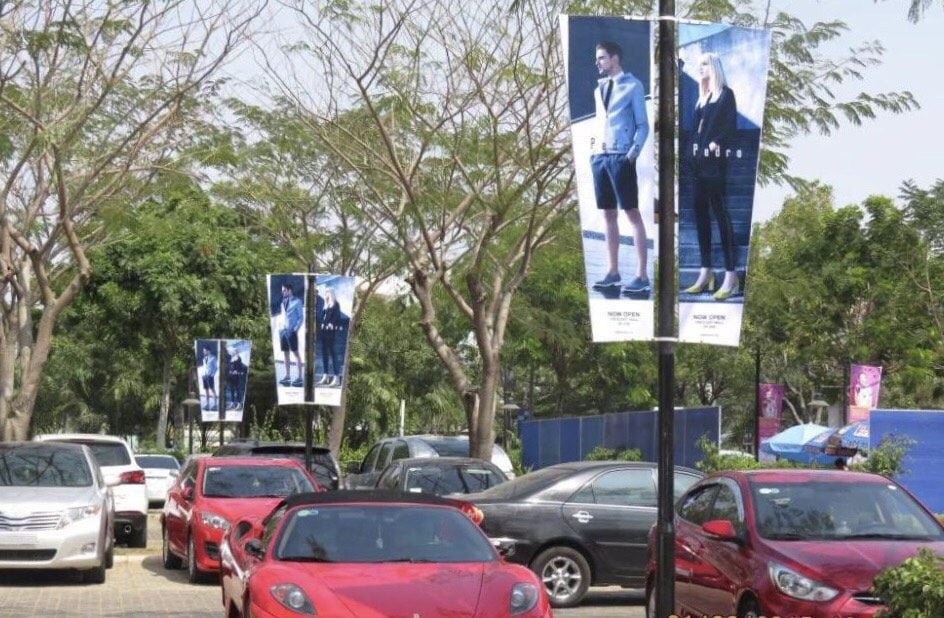 Phướn treo dọc đường