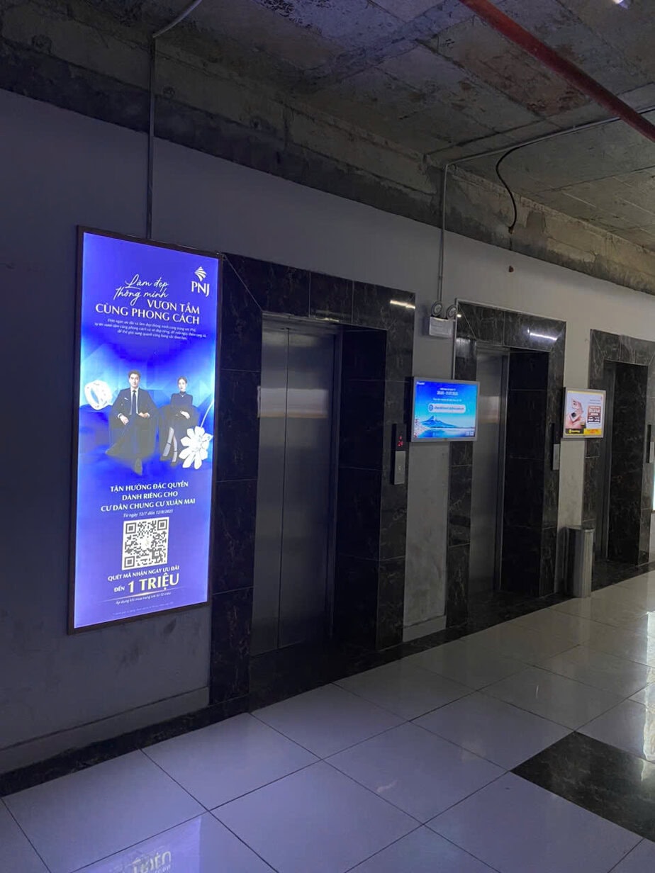 Quảng cáo thang máy LCD