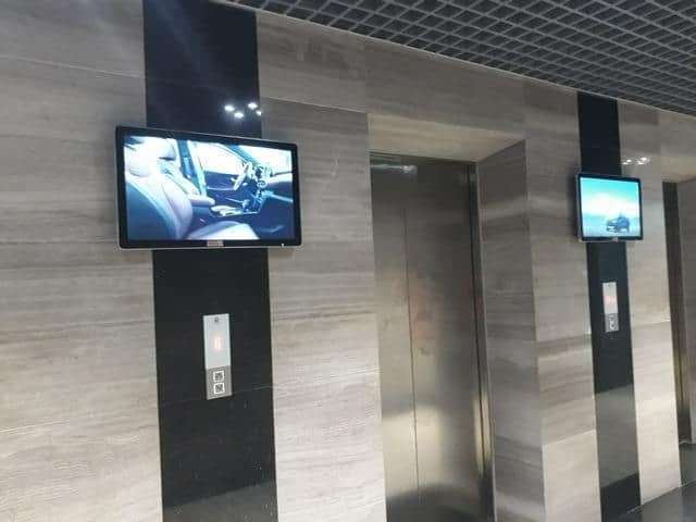Quảng cáo bằng màn hình LCD được đặt tại thang máy
