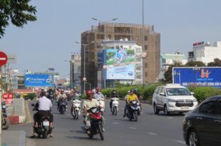 Suy nghiệm Billboard Đẹp Hướng Về Sân Bay Tân Sơn Nhất Hồ Chí Minh
