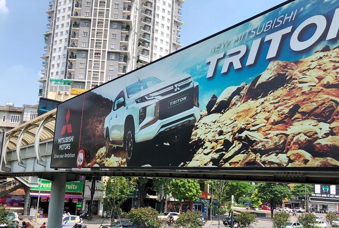 quảng cáo baner trên cầu vượt đi bộ