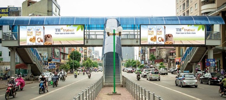 quảng cáo trên cầu vượt đi bộ