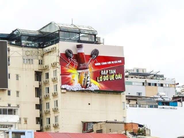 Billboard với Mockup 3D của nhãn hàng Wakeup 247 đẹp