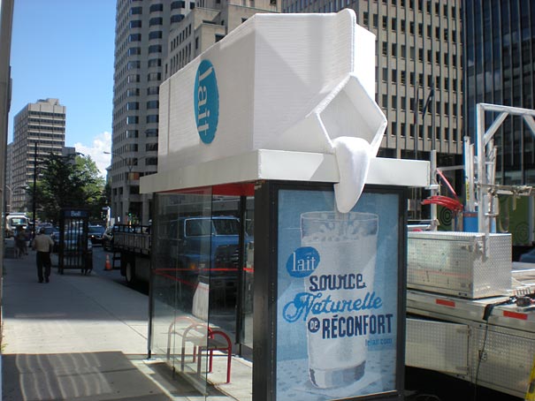Quảng cáo sữa trên nóc nhà nhờ xe buýt
