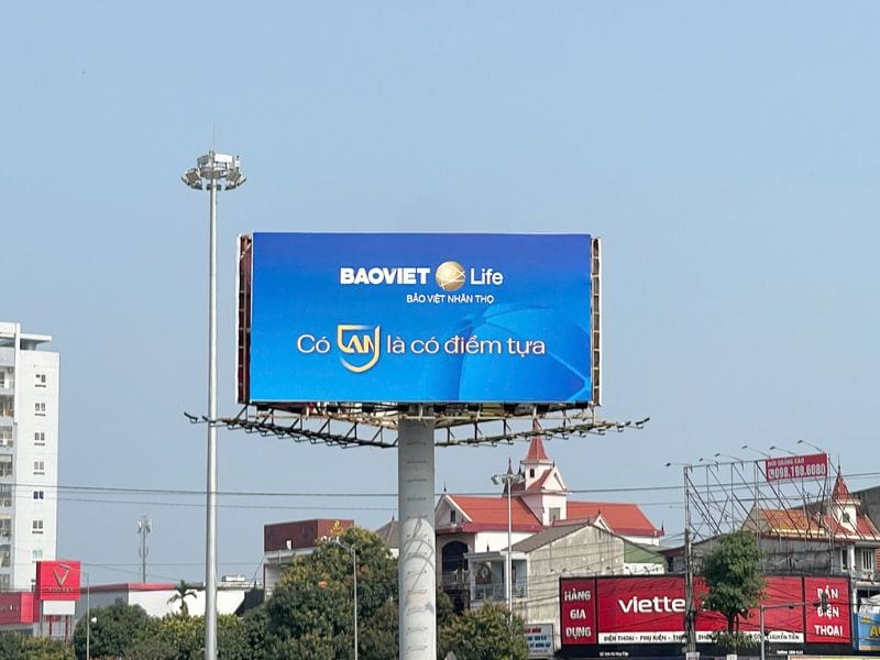 Quảng cáo Bảo Việt nổi bật giữa nền xanh