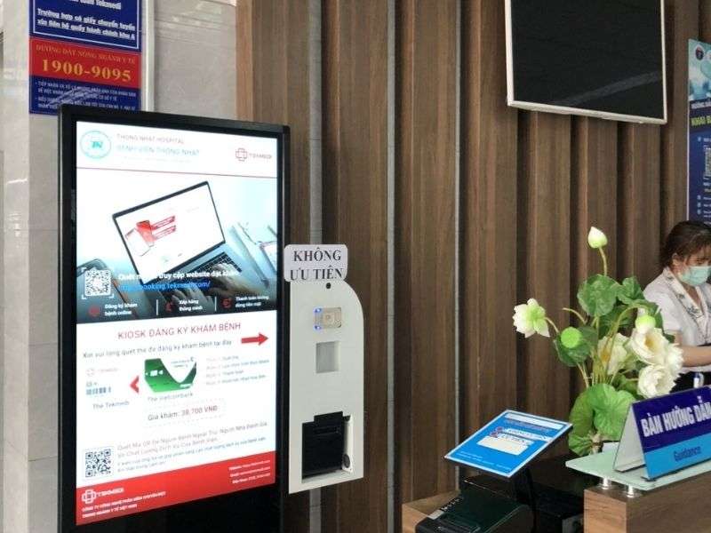 Lắp đặt frame màn hình LED/LCD - Quảng Cáo Tại Bệnh Viện: Đặc Điểm, Hình Thức & Các Lưu Ý Lắp đặt frame màn hình LED/LCD