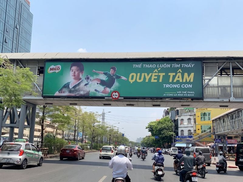 Milo là thương hiệu sử dụng nhiều hình thức quảng cáo trên cầu vượt đi bộ - Quảng cáo trên cầu vượt đi bộ: Ưu điểm, chi phí & lưu ý Milo là thương hiệu sử dụng nhiều hình thức quảng cáo trên cầu vượt đi bộ