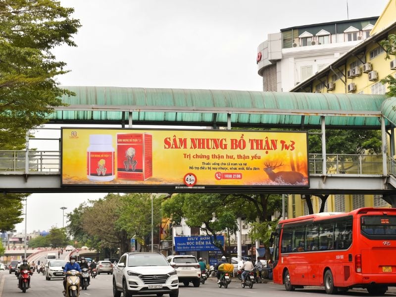 Biển quảng cáo sản phẩm sâm nhung bổ thận - Quảng cáo trên cầu vượt đi bộ: Ưu điểm, chi phí & lưu ý Biển quảng cáo sản phẩm sâm nhung bổ thận
