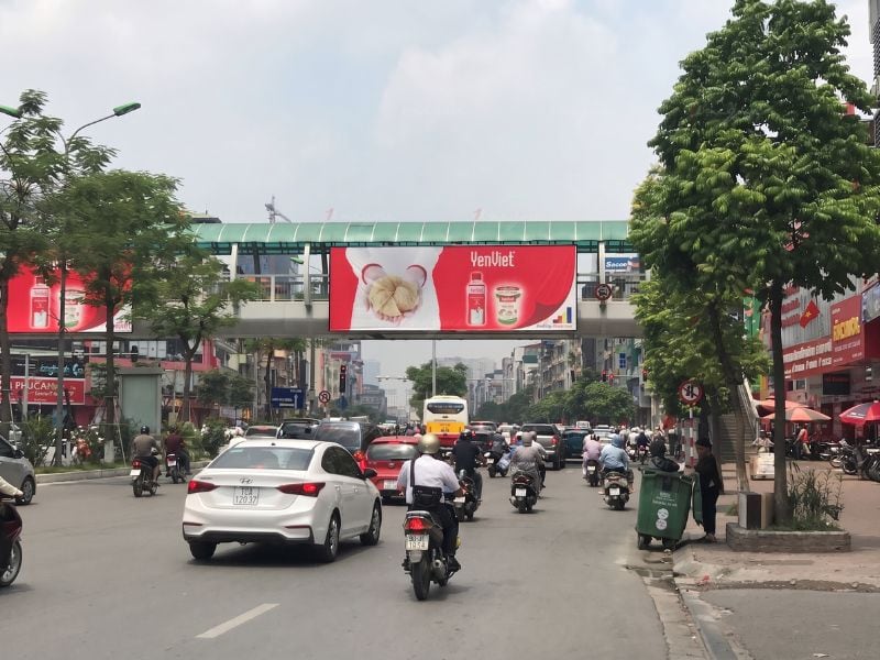 Biển quảng cáo thương hiệu Yến Việt trên cầu vượt đi bộ - Quảng cáo trên cầu vượt đi bộ: Ưu điểm, chi phí & lưu ý Biển quảng cáo thương hiệu Yến Việt trên cầu vượt đi bộ