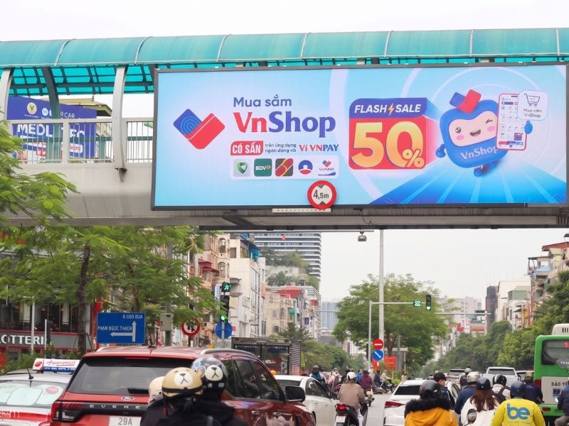 VN shop thực hiện chiến dịch quảng cáo biển hộp đèn led cầu vượt đi bộ - Quảng cáo trên cầu vượt đi bộ: Ưu điểm, chi phí & lưu ý VN shop thực hiện chiến dịch quảng cáo biển hộp đèn led cầu vượt đi bộ