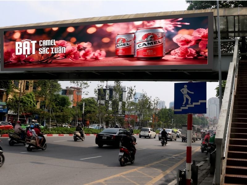 Thương hiệu bia Camel quảng cáo màn hình Led trên cầu vượt đi bộ - Quảng cáo trên cầu vượt đi bộ: Ưu điểm, chi phí & lưu ý Thương hiệu bia Camel quảng cáo màn hình Led trên cầu vượt đi bộ