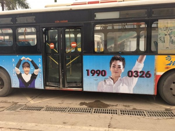 Quảng cáo cho thần tượng (idol) trên xe buýt