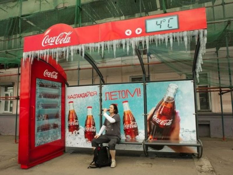 Chiến dịch quảng cáo ngoài trời độc đáo của Coca-Cola được tích hợp tại một trạm dừng xe buýt. - Biển Quảng Cáo OOH 3D: Ưu Điểm, Chi Phí & Top Mẫu Đẹp Chiến dịch quảng cáo ngoài trời độc đáo của Coca-Cola được tích hợp tại một trạm dừng xe buýt.