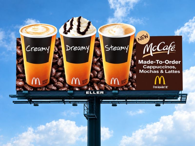 Biển quảng cáo ngoài trời 3D cho dòng sản phẩm cà phê McCafé mới của thương hiệu thức ăn nhanh McDonald's. - Biển Quảng Cáo OOH 3D: Ưu Điểm, Chi Phí & Top Mẫu Đẹp Biển quảng cáo ngoài trời 3D cho dòng sản phẩm cà phê McCafé mới của thương hiệu thức ăn nhanh McDonald's.