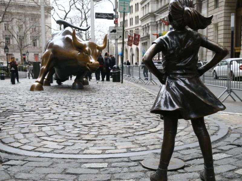 “Fearless Girl” của State Street Global Advisors - Quảng Cáo Ngoài Trời (OOH) Có Thể “Gây Bão” Mạng Xã Hội (Go Viral) Hay Không? “Fearless Girl” của State Street Global Advisors