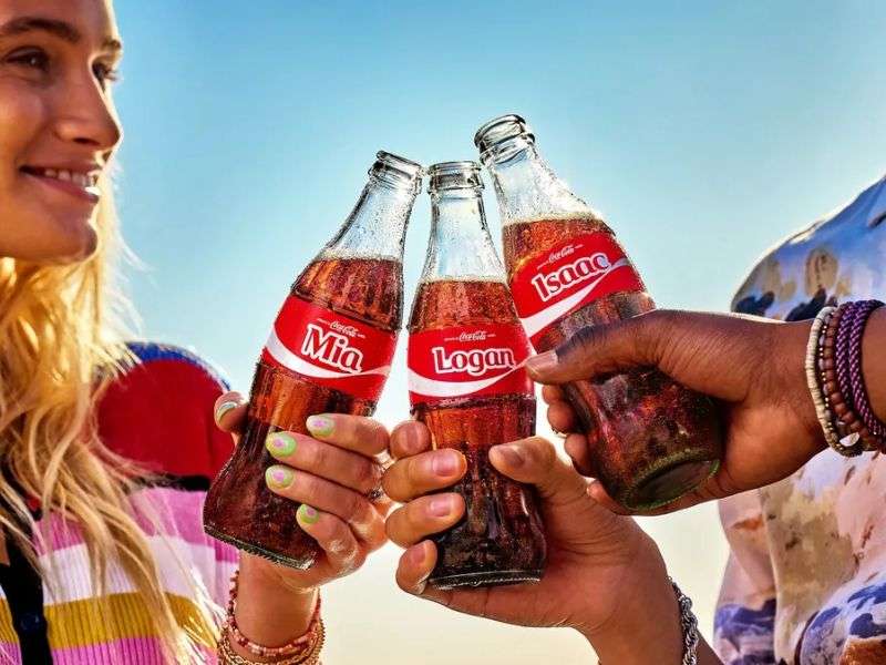 “Share a Coke” của Coca-Cola - Quảng Cáo Ngoài Trời (OOH) Có Thể “Gây Bão” Mạng Xã Hội (Go Viral) Hay Không? “Share a Coke” của Coca-Cola