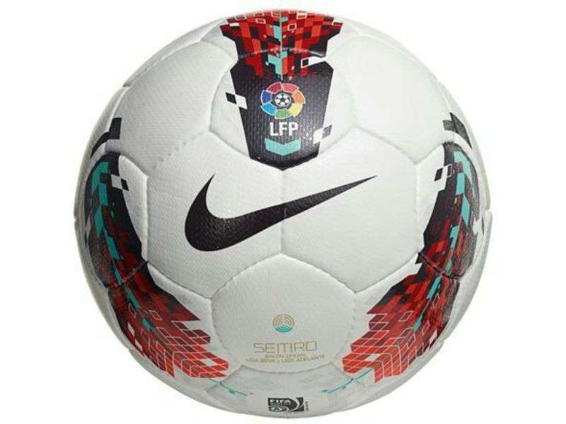 Quảng cáo trên các vật phẩm tại sân bóng