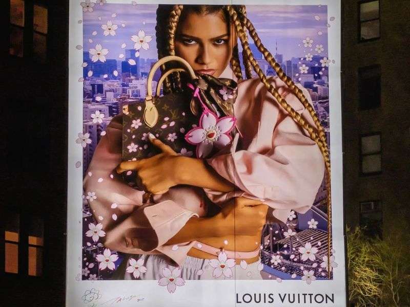 Zendaya chụp tại billboard Paris - Quảng Cáo Ngoài Trời (OOH) Có Thể “Gây Bão” Mạng Xã Hội (Go Viral) Hay Không? Zendaya chụp tại billboard Paris