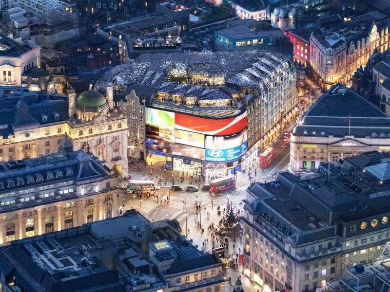 Màn hình cảm ứng ở quảng trường Piccadilly - Quảng Cáo Ngoài Trời (OOH) Có Thể “Gây Bão” Mạng Xã Hội (Go Viral) Hay Không? Màn hình cảm ứng ở quảng trường Piccadilly