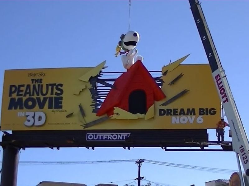 Biển quảng cáo 3D cho bộ phim hoạt hình The Peanuts Movie của hãng Blue Sky Studios. - Biển Quảng Cáo OOH 3D: Ưu Điểm, Chi Phí & Top Mẫu Đẹp Biển quảng cáo 3D cho bộ phim hoạt hình The Peanuts Movie của hãng Blue Sky Studios.