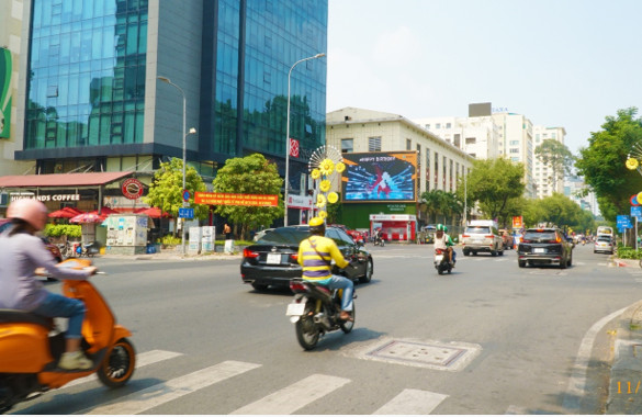Review Quảng Cáo Idol Trên Màn Hình LED & LCD Tại Trung Tâm Thương Mại