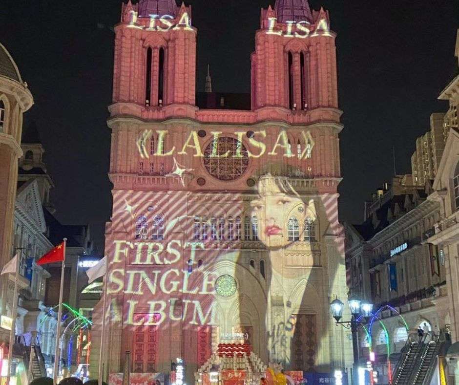 Sinh nhật lần thứ 25 của Lisa - 5 Chiến Dịch Quảng Cáo Cho Thần Tượng Idol HOT Tại Việt Nam Sinh nhật lần thứ 25 của Lisa