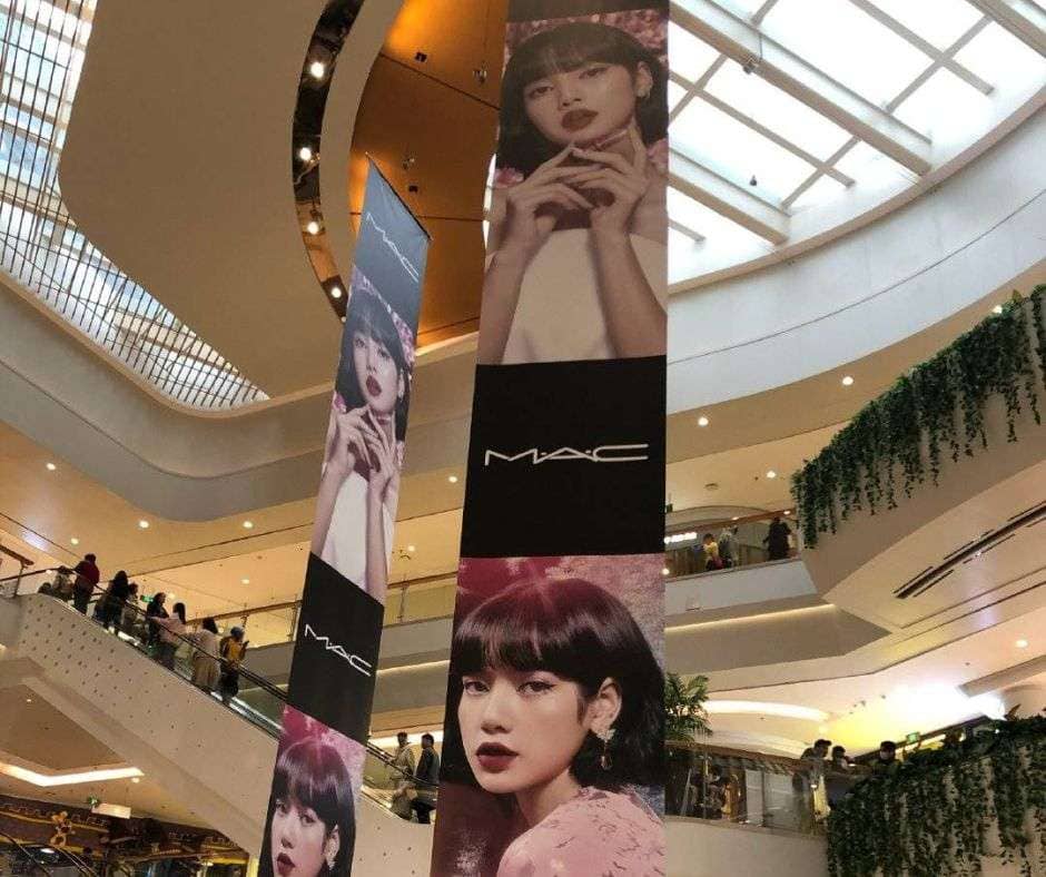 Phủ sóng tại các trung tâm thương mại lớn: standee đặt ở thang cuốn, LCD trong thang máy. - 5 Chiến Dịch Quảng Cáo Cho Thần Tượng Idol HOT Tại Việt Nam Phủ sóng tại các trung tâm thương mại lớn: standee đặt ở thang cuốn, LCD trong thang máy.