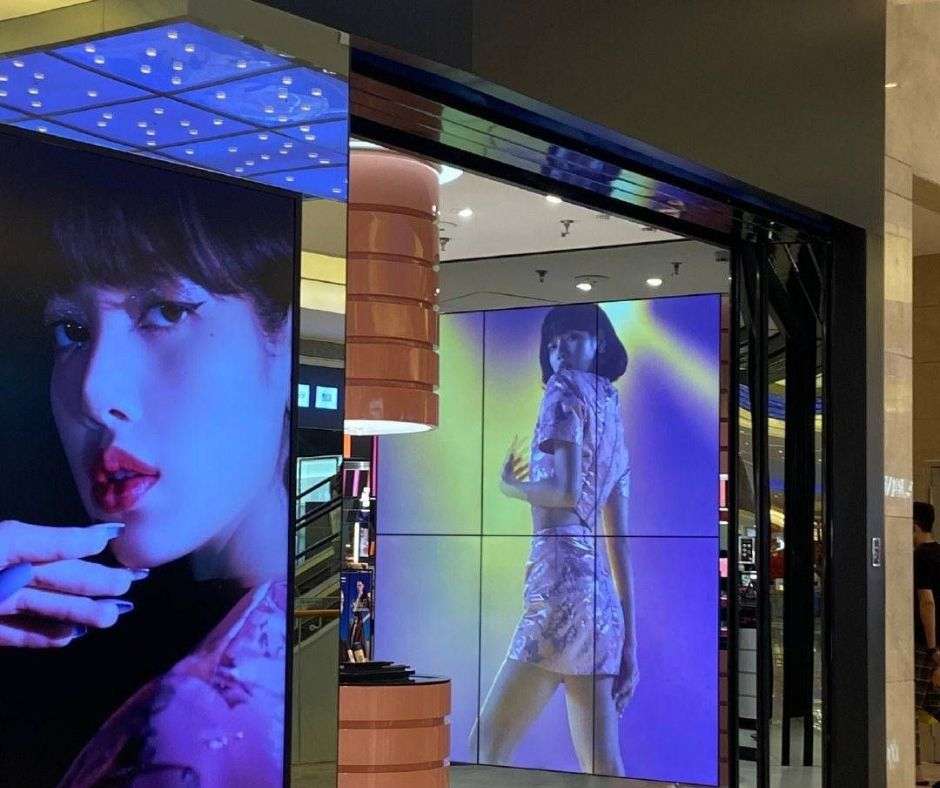 Quảng cáo trên nhiều phương tiện truyền thông như đèn Led building, màn hình LCD, standee. - 5 Chiến Dịch Quảng Cáo Cho Thần Tượng Idol HOT Tại Việt Nam Quảng cáo trên nhiều phương tiện truyền thông như đèn Led building, màn hình LCD, standee.