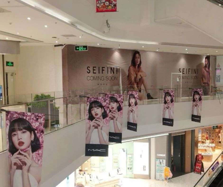 Phủ sóng tại các trung tâm thương mại lớn: standee đặt ở thang cuốn, LCD trong thang máy. - 5 Chiến Dịch Quảng Cáo Cho Thần Tượng Idol HOT Tại Việt Nam Phủ sóng tại các trung tâm thương mại lớn: standee đặt ở thang cuốn, LCD trong thang máy.