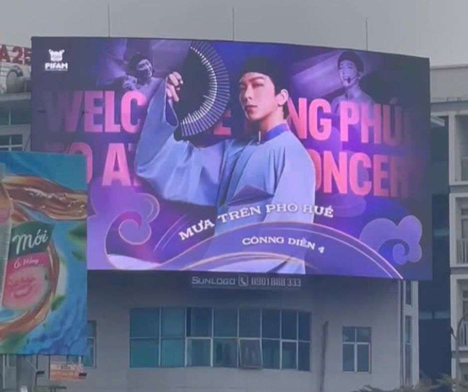 Standee, banner và biển quảng cáo đồng bộ - 5 Chiến Dịch Quảng Cáo Cho Thần Tượng Idol HOT Tại Việt Nam Standee, banner và biển quảng cáo đồng bộ
