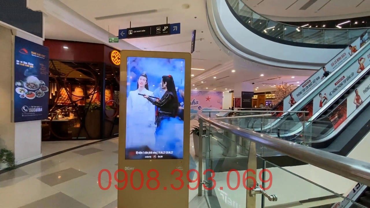 Quảng cáo TTTM quận 7 bằng standee, màn hình quảng cáo LCD