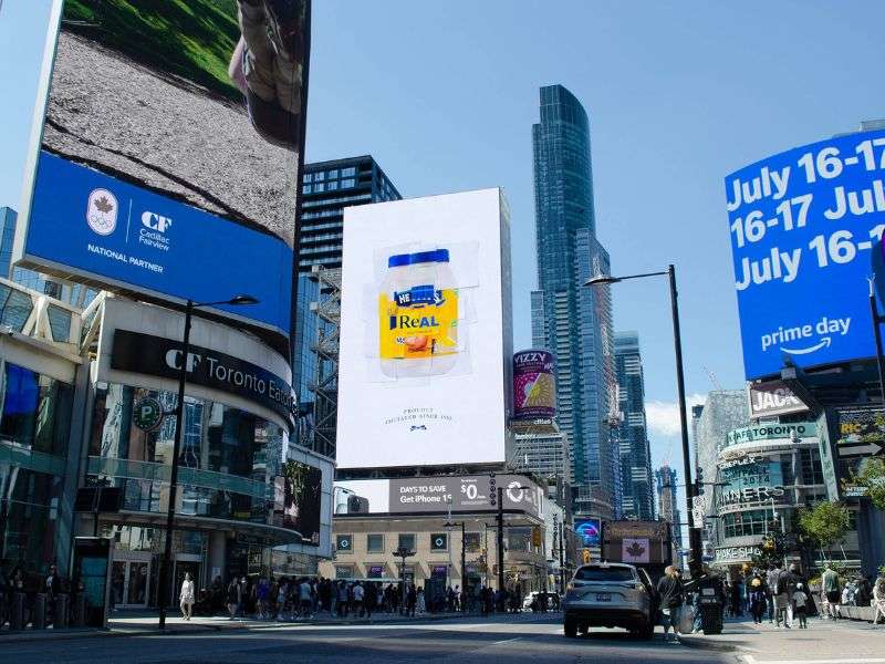 Billboard Heinz Real Mayonnaise nổi bật giữa quảng trường đẹp - Top 30+ Mẫu Biển Quảng Cáo Ngoài Trời Ấn Tượng Nhất Billboard Heinz Real Mayonnaise nổi bật giữa quảng trường đẹp