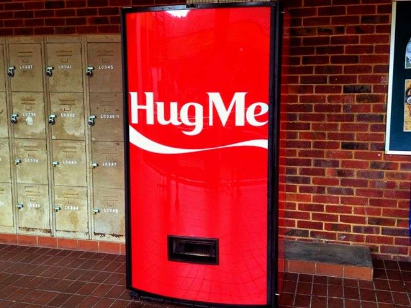 Hug Machine – Coca-Cola - Nghệ Thuật Sắp Đặt Trong Quảng Cáo: Ứng Dụng Đúng, Lan Tỏa Rộng Hug Machine – Coca-Cola