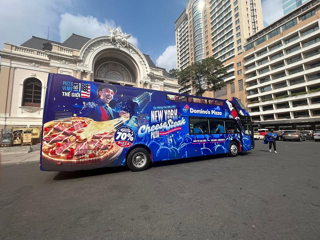 Quảng cáo xe bus 2 tầng của Domino’s Pizza