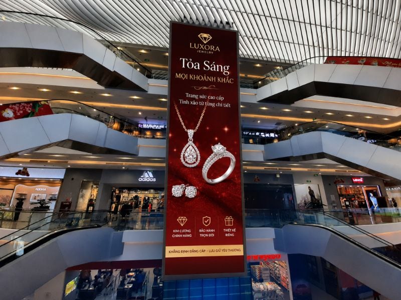 Quảng cáo led thả trần ngành trang sức trong trung tâm thương mại