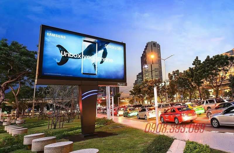 Quảng cáo ngoài trời qua màn hình led.