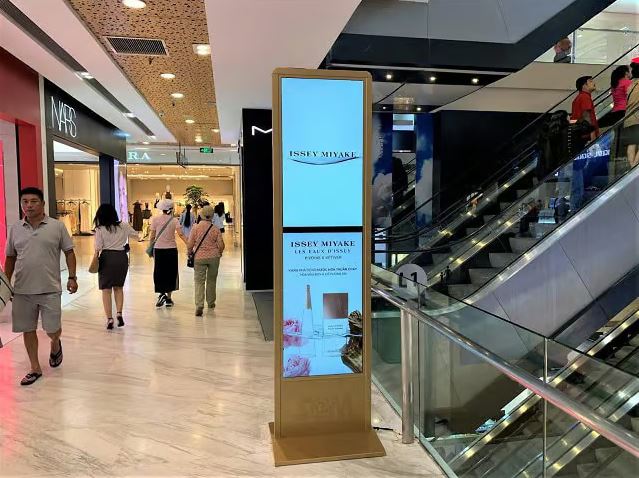 Standee quảng cáo LCD