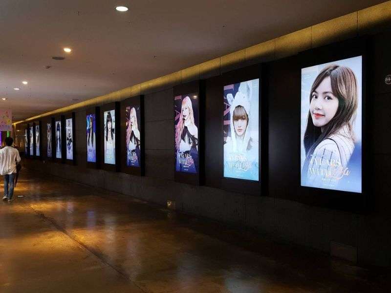 Hành lang giữa các tầng - Quảng Cáo Idol Trên Màn Hình LED & LCD Tại Trung Tâm Thương Mại Hành lang giữa các tầng