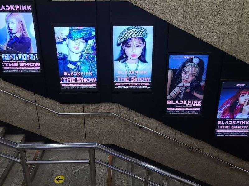 Khu vực thang máy và thang cuốn - Quảng Cáo Idol Trên Màn Hình LED & LCD Tại Trung Tâm Thương Mại Khu vực thang máy và thang cuốn