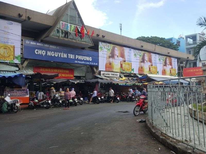 Pano quảng cáo chợ Nguyễn Tri Phương Quận 10 có lợi thế cạnh tranh gì?