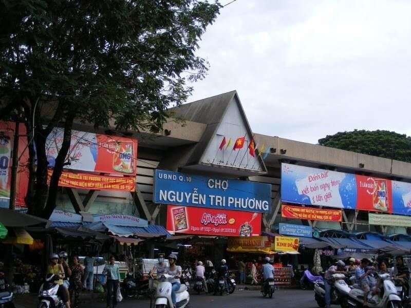 Vì sao pano quảng cáo tại chợ Nguyễn Tri Phương Quận 10 có vị trí chiến lược?