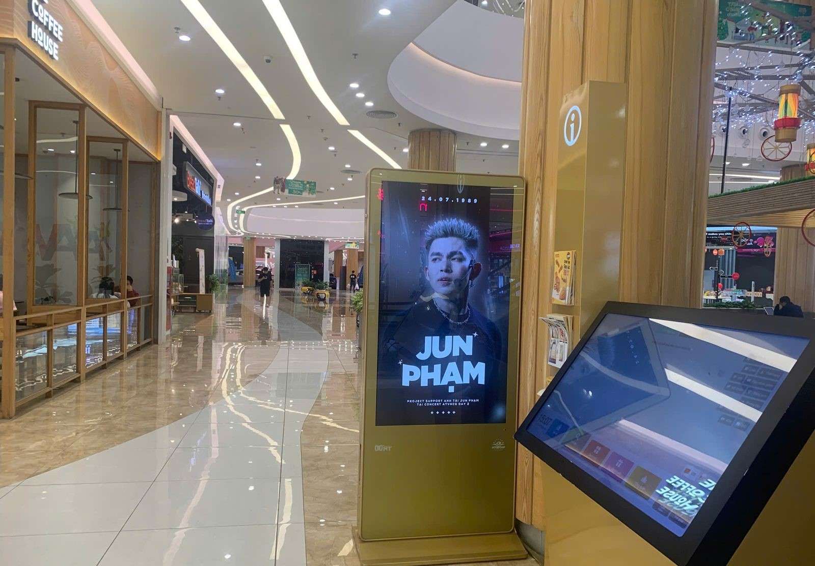 Quảng cáo LCD/Standee ở lối đi dọc hành lang các tầng