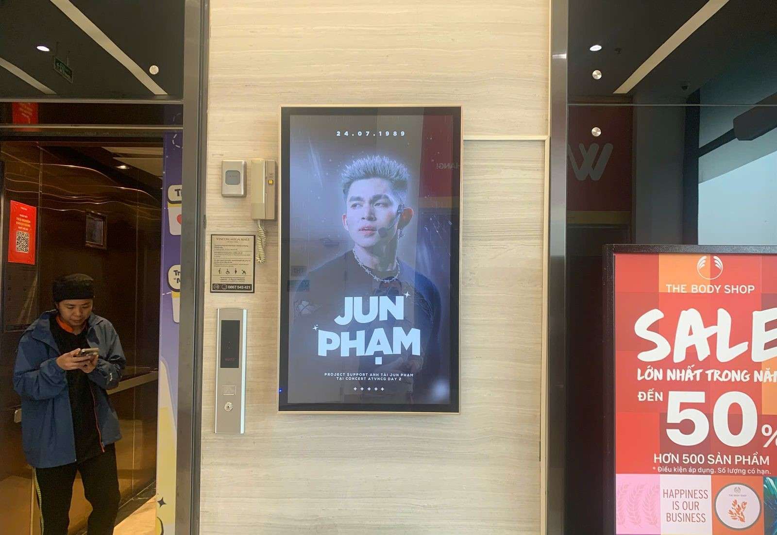 Quảng cáo LCD/Standee sảnh chờ trước thang máy