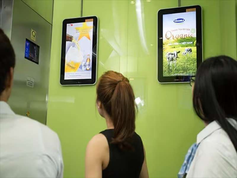 LCD đặt trong thang máy
