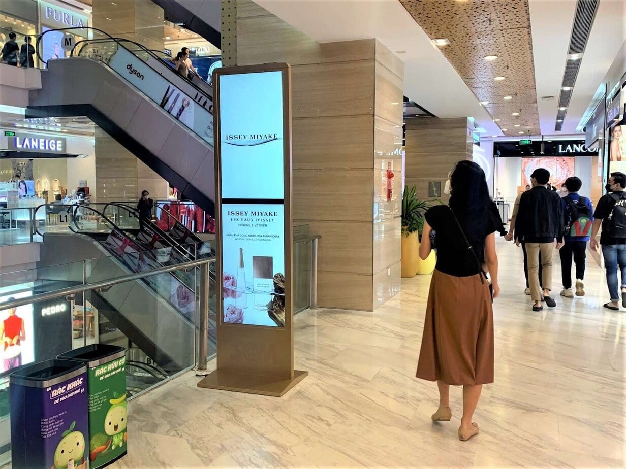 Quảng cáo LCD/Standee tại TTTM tăng cường nhận diện thương hiệu 
