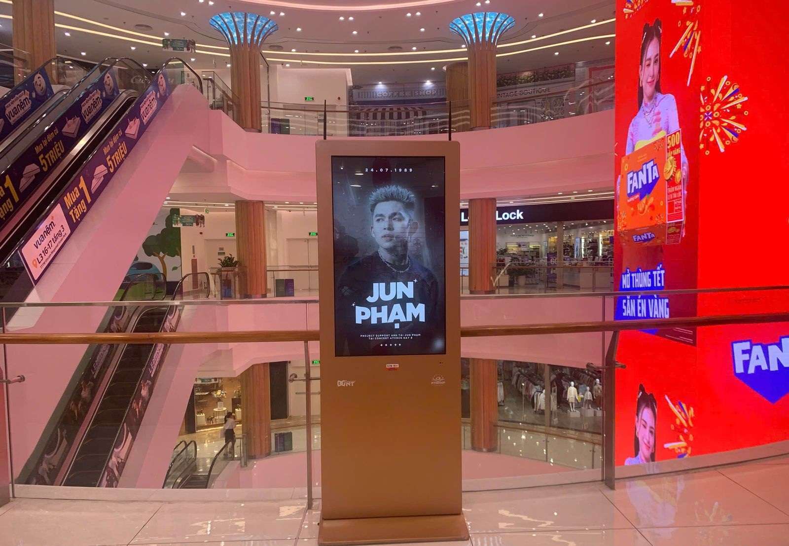 Quảng cáo LCD/Standee chân đứng tttm