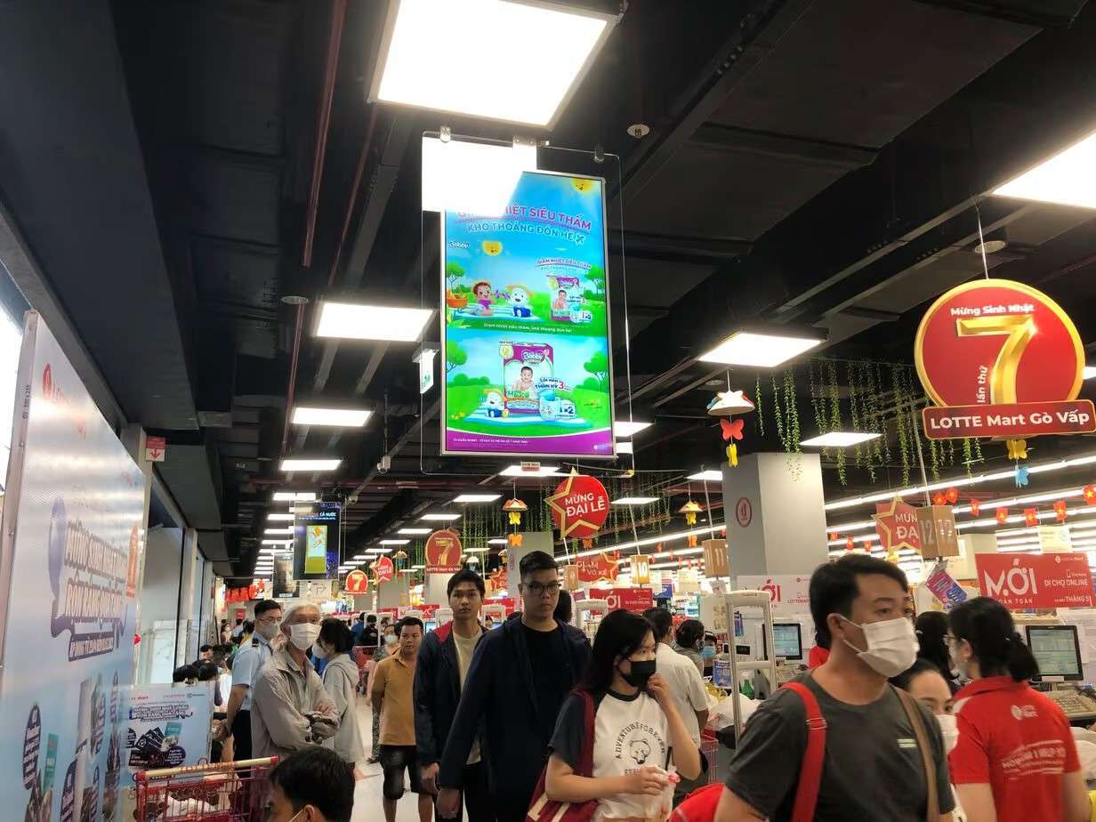 Quảng cáo LCD/Standee treo tường tttm