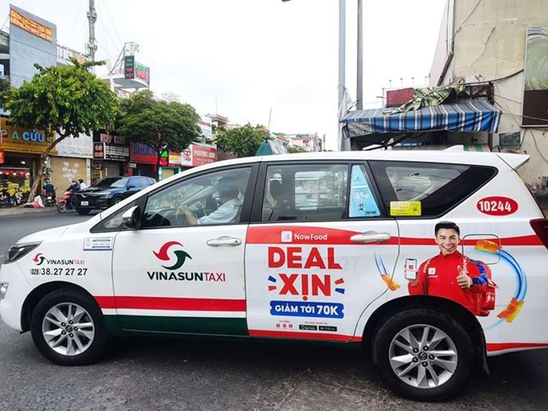 Quảng cáo ấn tượng trên thân xe taxi